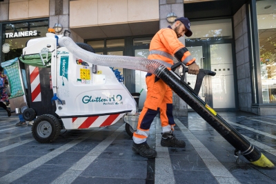 Un employé Glutton ramasse les déchets urbains